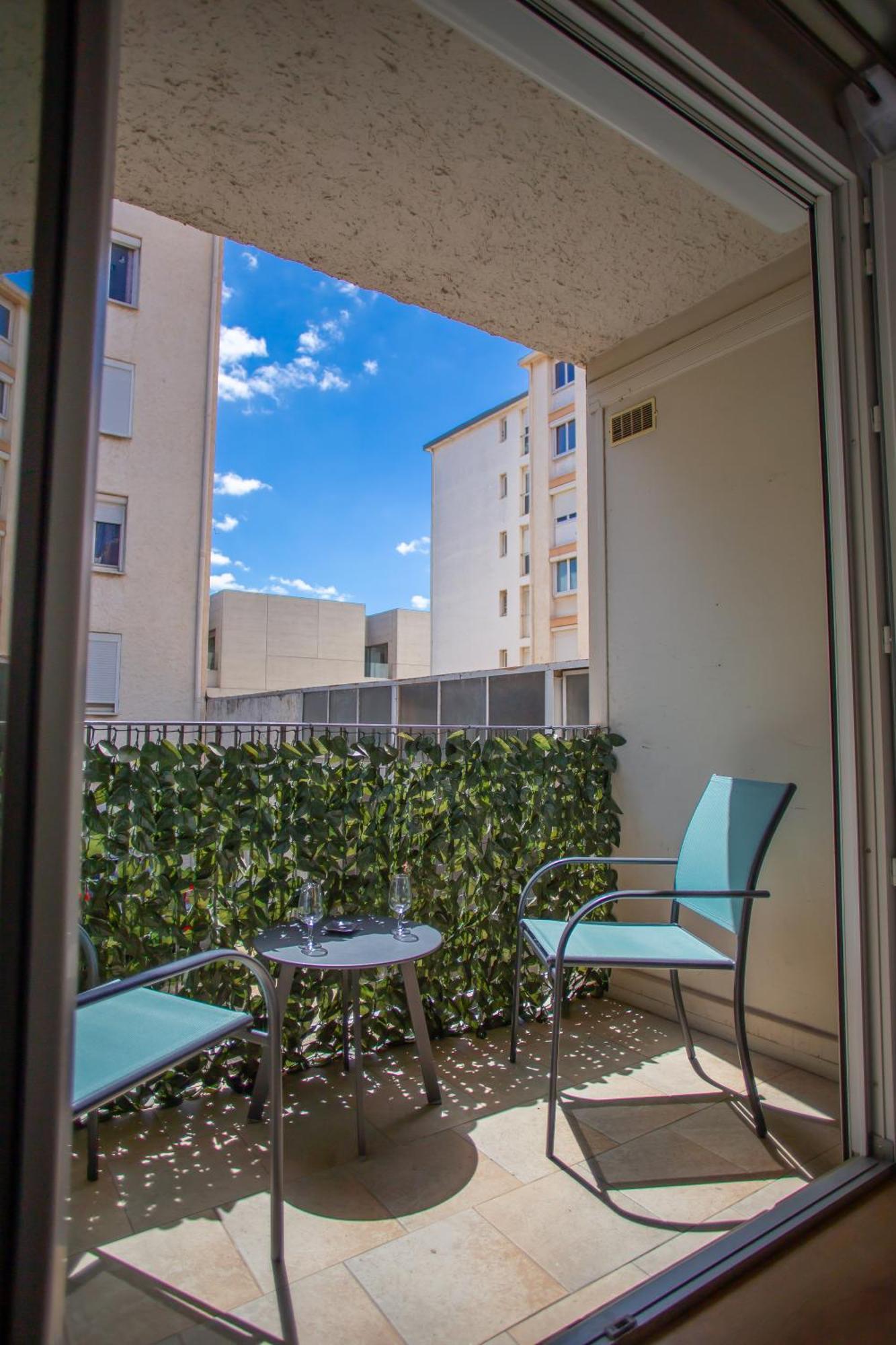 Apartment Le Cypres - 2 A 4 Personnes - Avec Balcon - Stationnement Libre Et Gratuit - Proche Du Polygone Beziers