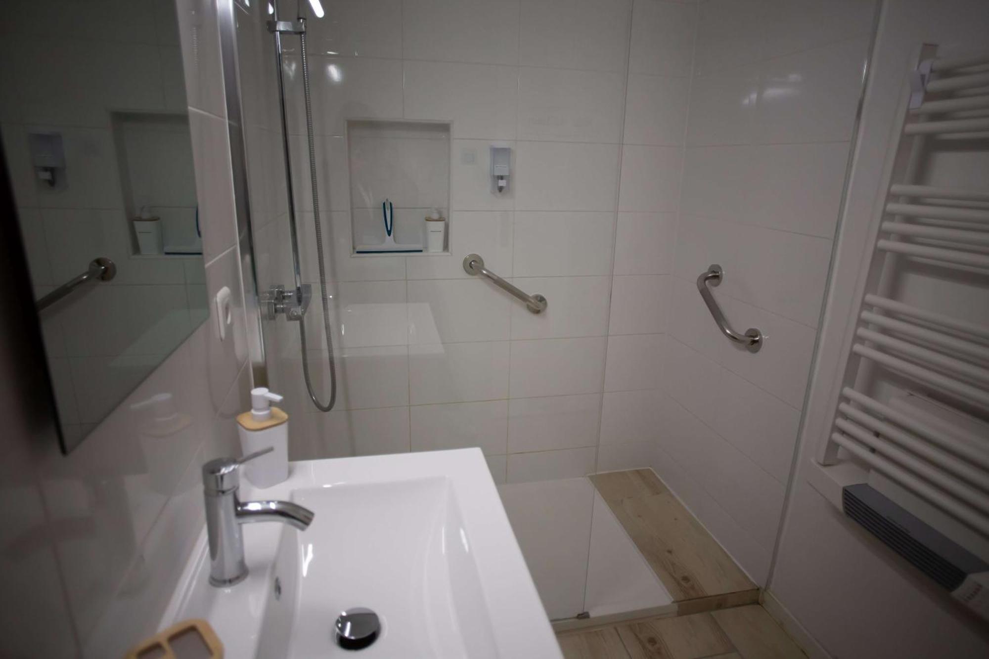 Le Cypres - 2 A 4 Personnes - Avec Balcon - Stationnement Libre Et Gratuit - Proche Du Polygone Apartment Beziers